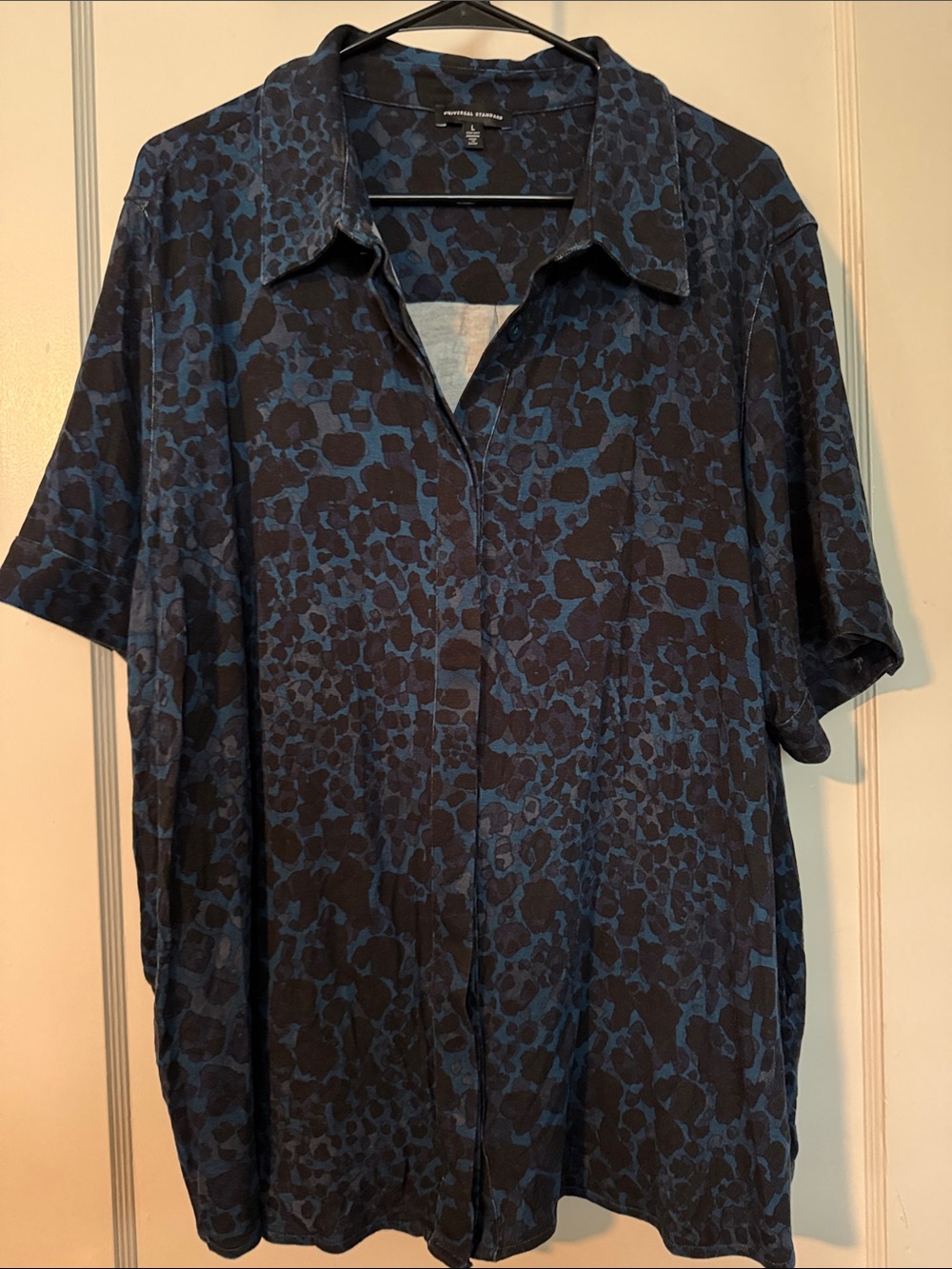 Universal StandardShort-Sleeve Button Shirt Blue/Black Animal Pattern size 22/24